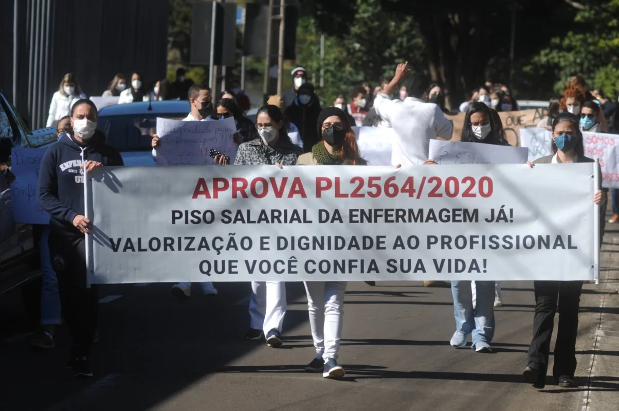 Imagem ilustrativa da imagem Profissionais de enfermagem vão às ruas em Londrina por piso salarial