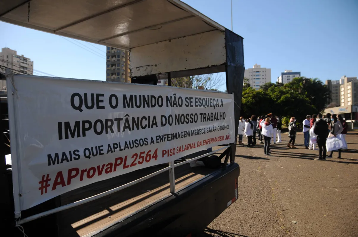 Imagem ilustrativa da imagem Profissionais de enfermagem vão às ruas em Londrina por piso salarial