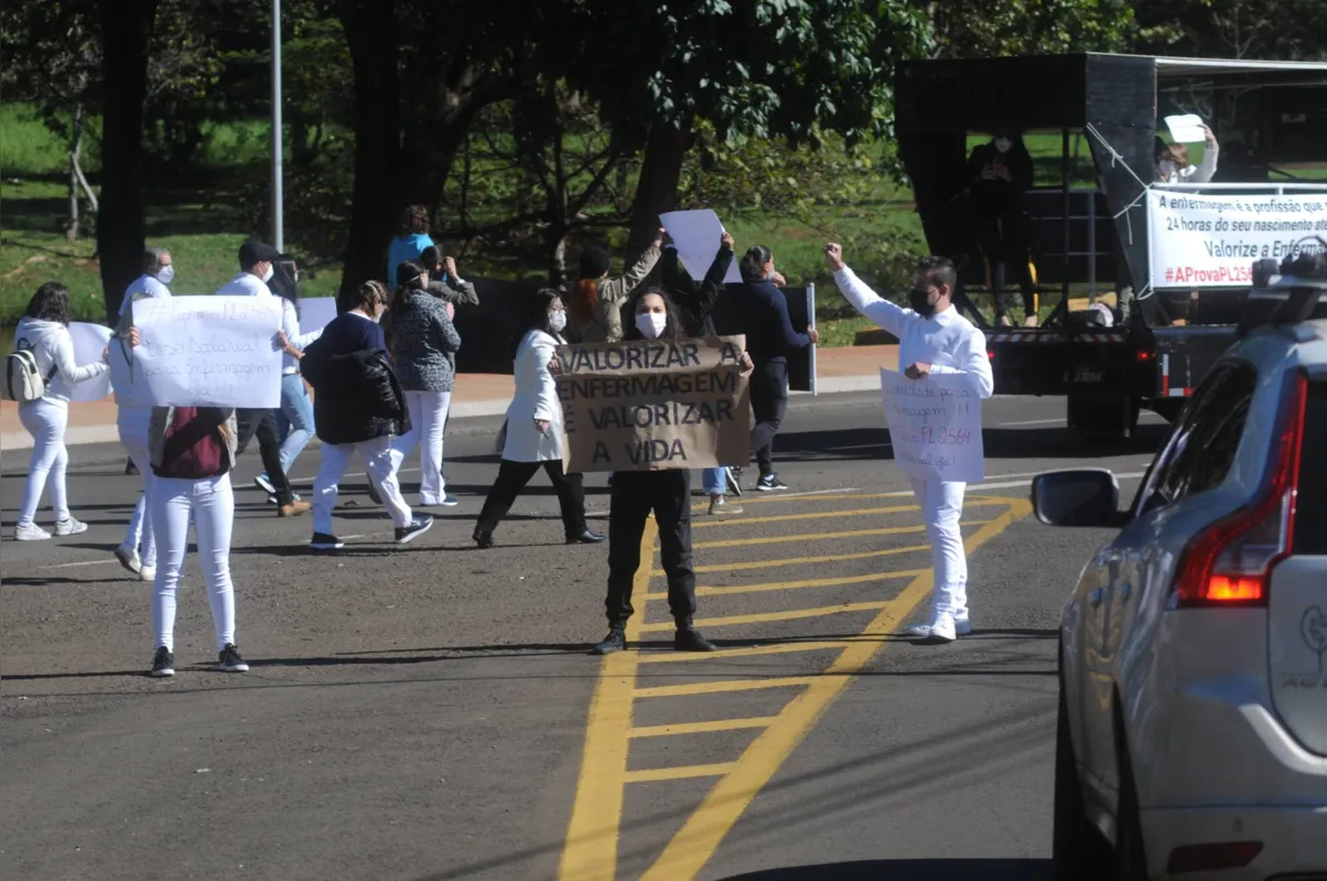 Imagem ilustrativa da imagem Profissionais de enfermagem vão às ruas em Londrina por piso salarial