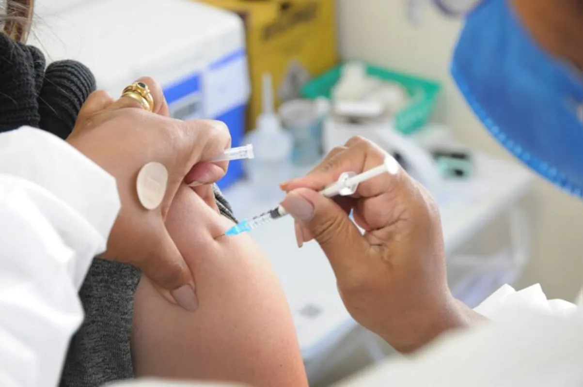 Imagem ilustrativa da imagem Público geral acima de 45 anos já pode agendar vacina em Londrina