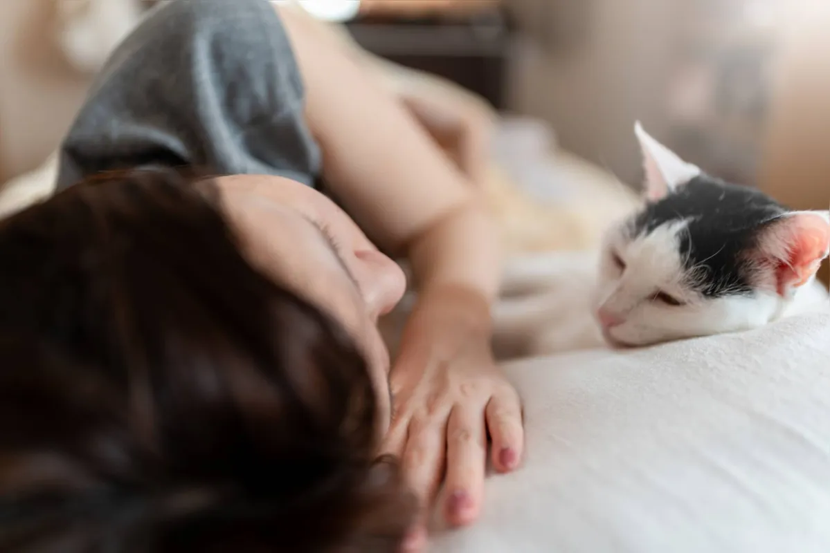 Se os pets estiverem com todas as vacinas em dia, assim como os tratamentos contra vermes e pulgas, não há riscos para os seres humanos