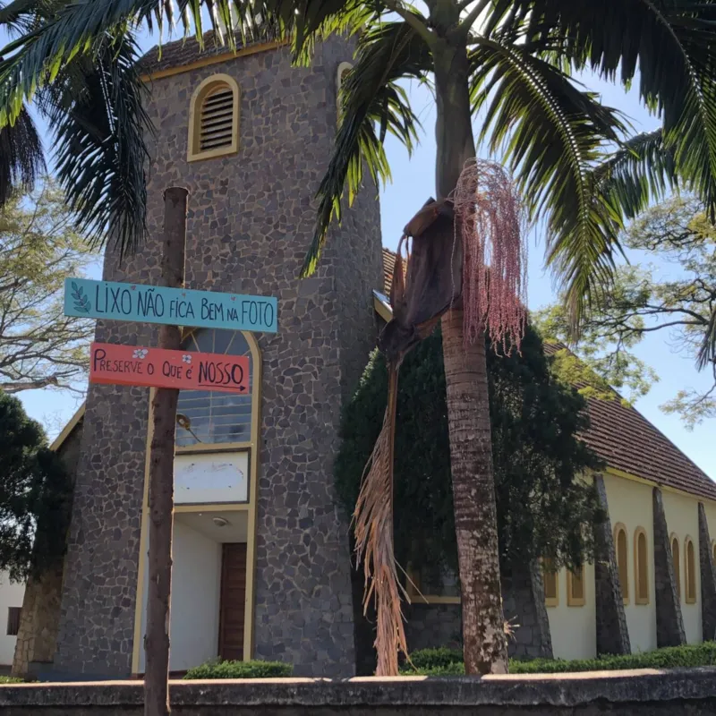 Igreja foi construída em 1958 e recebe missas duas vezes por mês