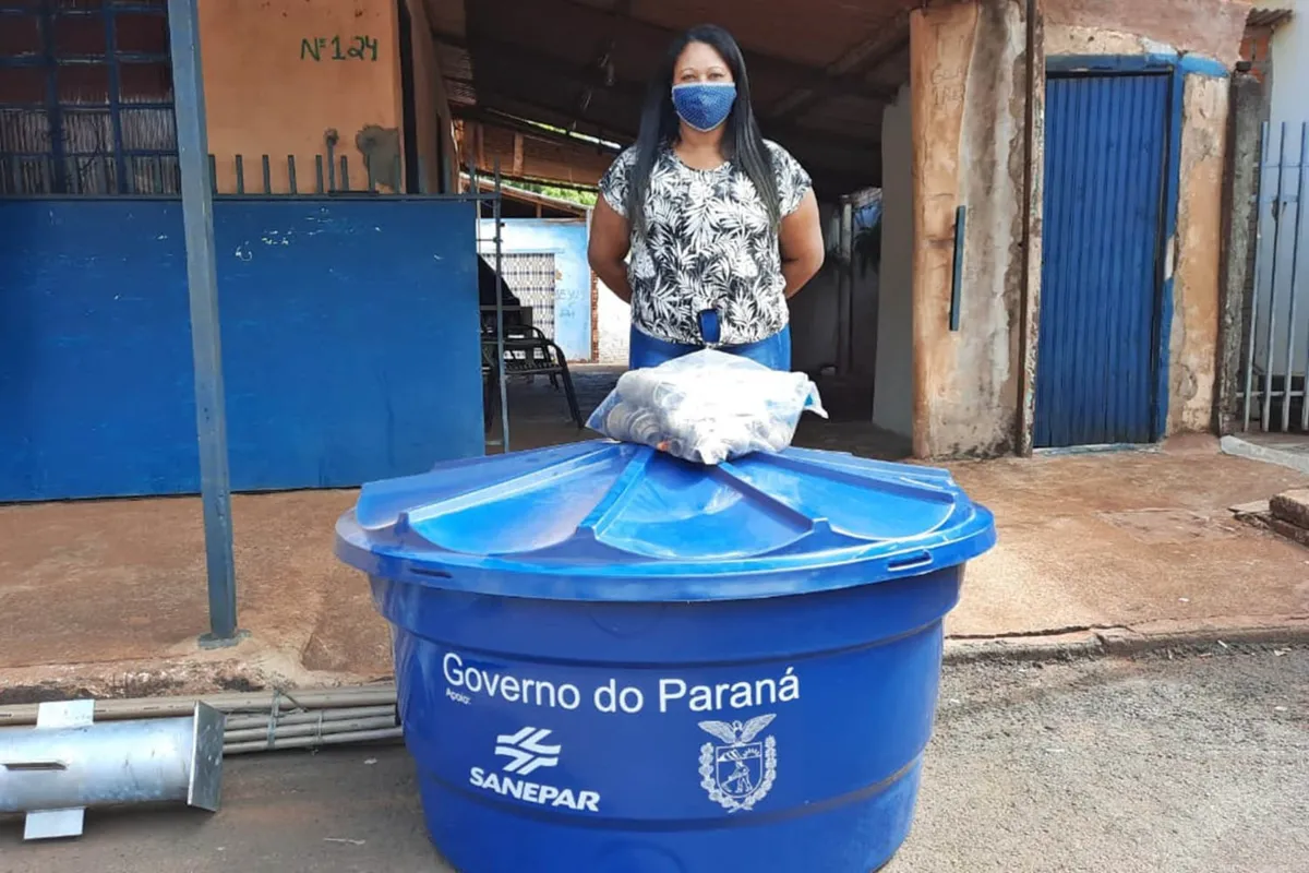 Famílias recebem kits e recursos para instalar caixa d´água nos imóveis.