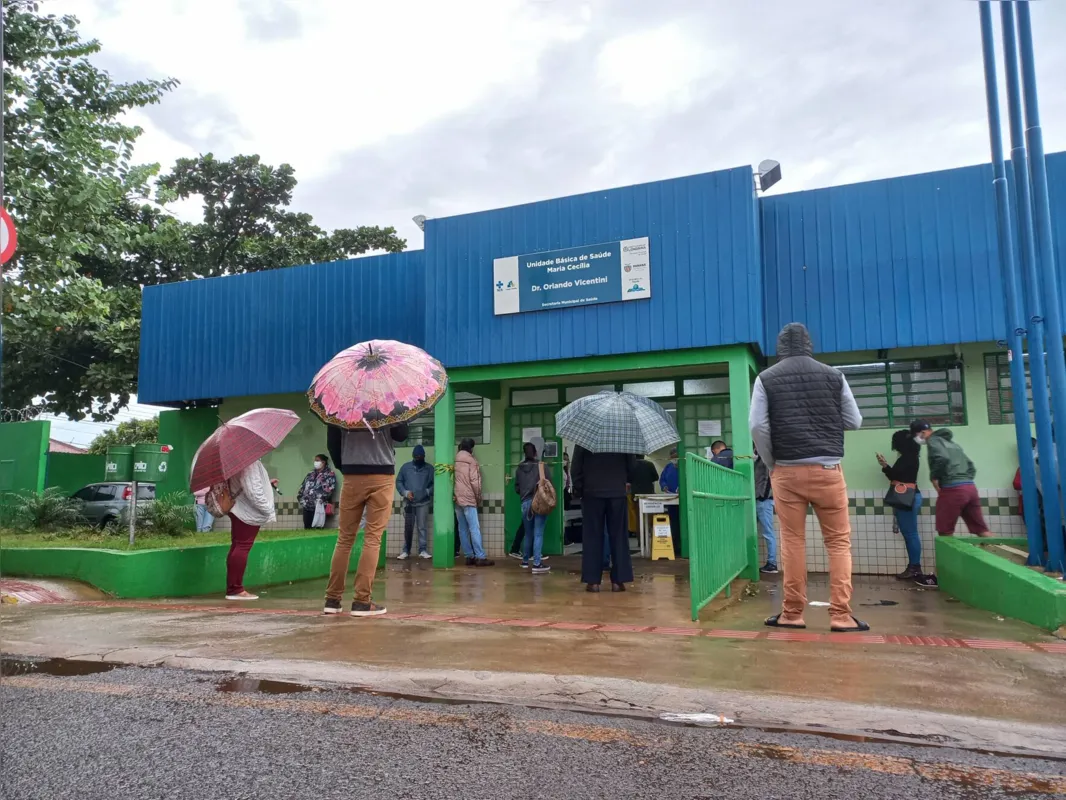 Cerca de 20 pessoas aguardavam do lado de fora da UBS Maria Cecília 