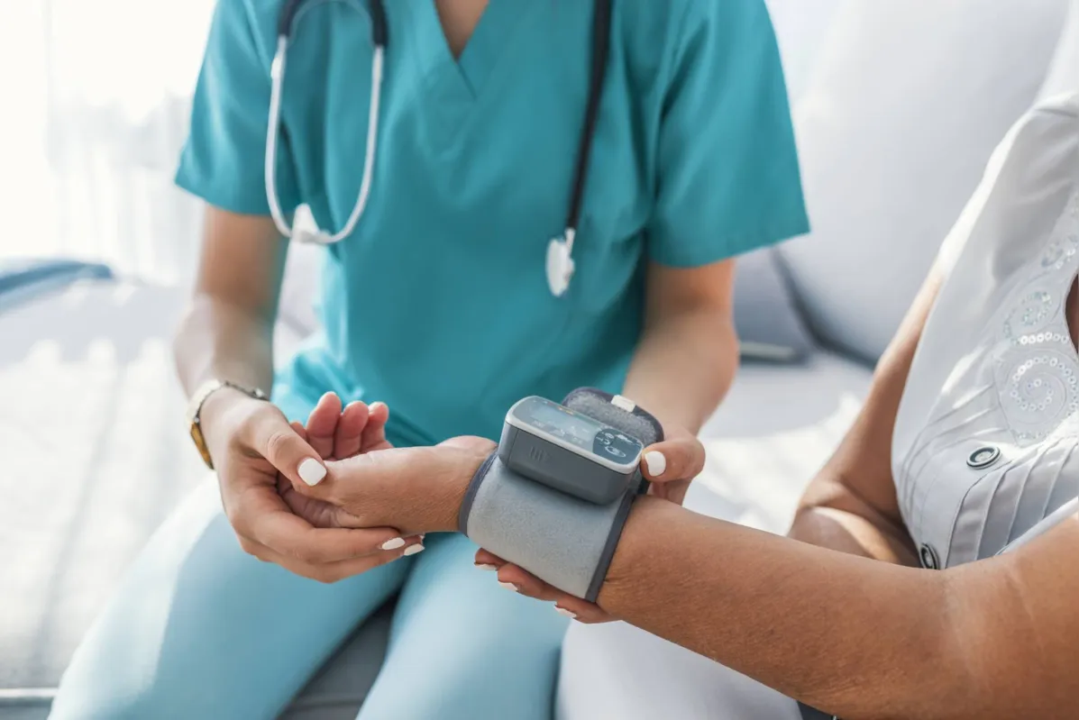 Atendimentos médicos e hospitalares, a serviços de assistência a idosos e pessoas com deficiência e a assistência social responderam por mais da metade dos empregos formais em Serviços
