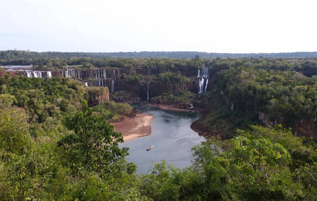  Em Foz do Iguaçu, por exemplo, o impacto é perceptível pela baixa vazão das Cataratas