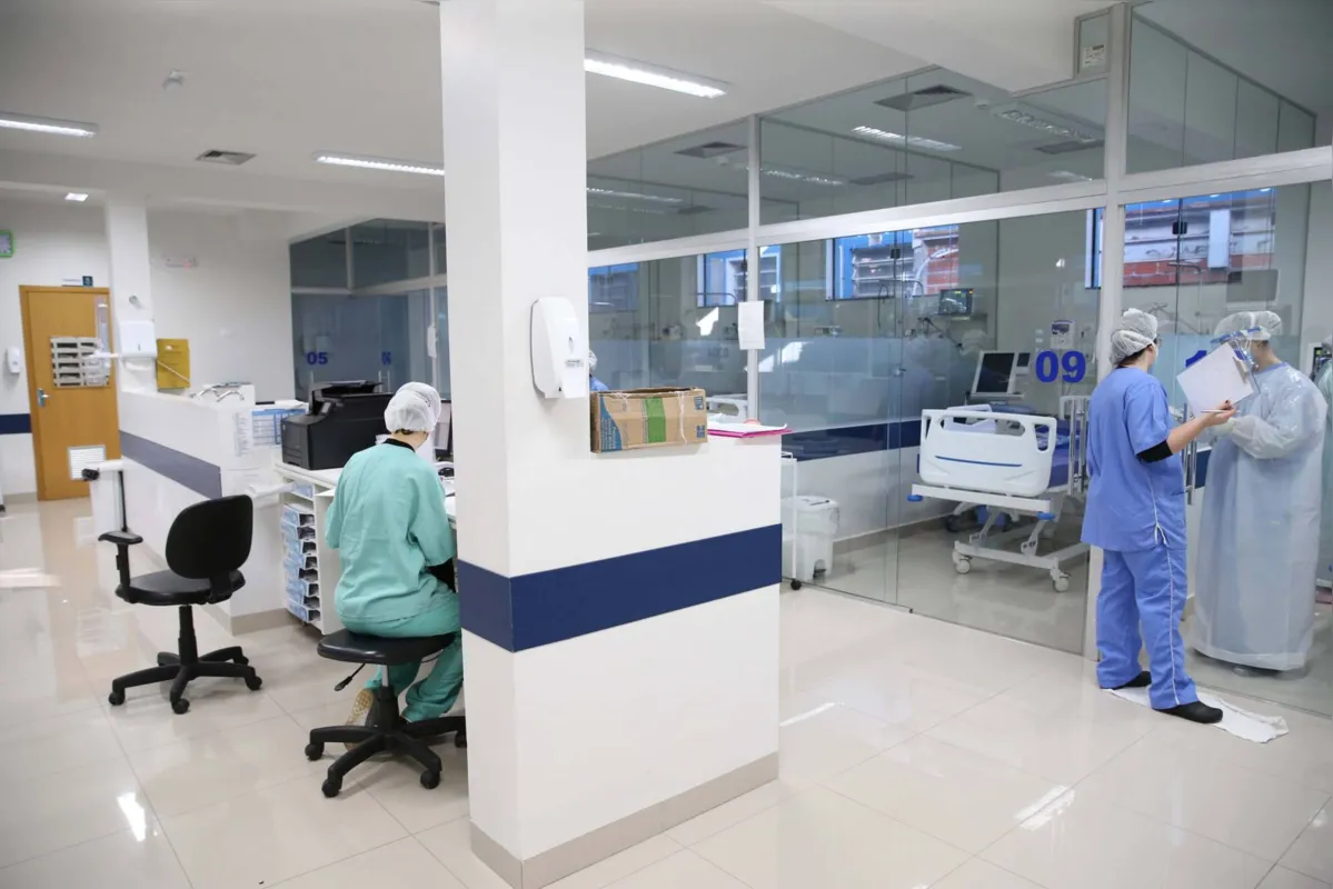 Há  2.648 pacientes internados, 1.028 em leitos UTI e 1.620 em enfermaria, que aguardam resultados de exames. 