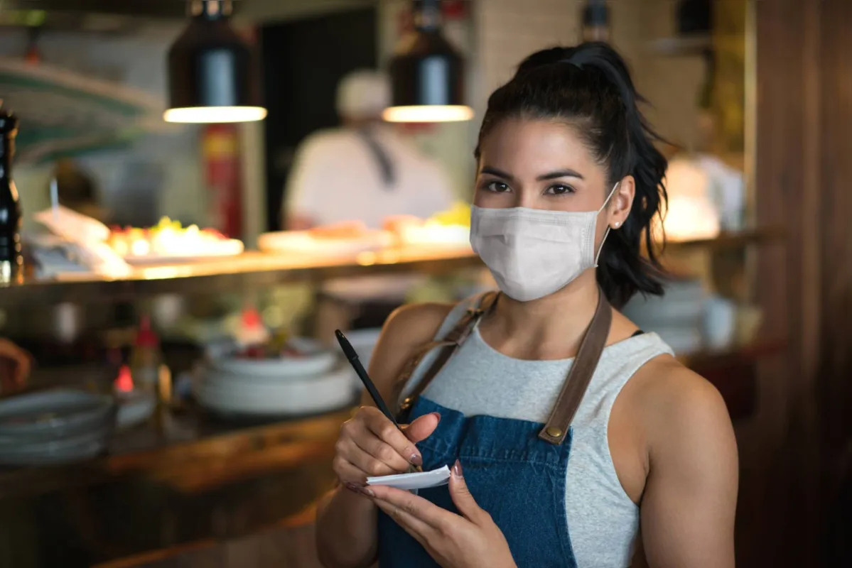 Bares, restaurantes e hotéis  se beneficiam da reabertura depois de passar por um período difícil, mas ainda estão sujeitos à instabilidade pela pandemia