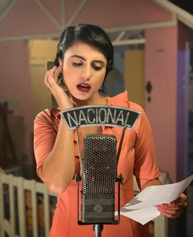 Amanda Tamarozzi: atriz londrinense regrava cena que irá ao ar nesta terça (15),na TV Brasil,  em comemoração aos 80 anos da radionovela 