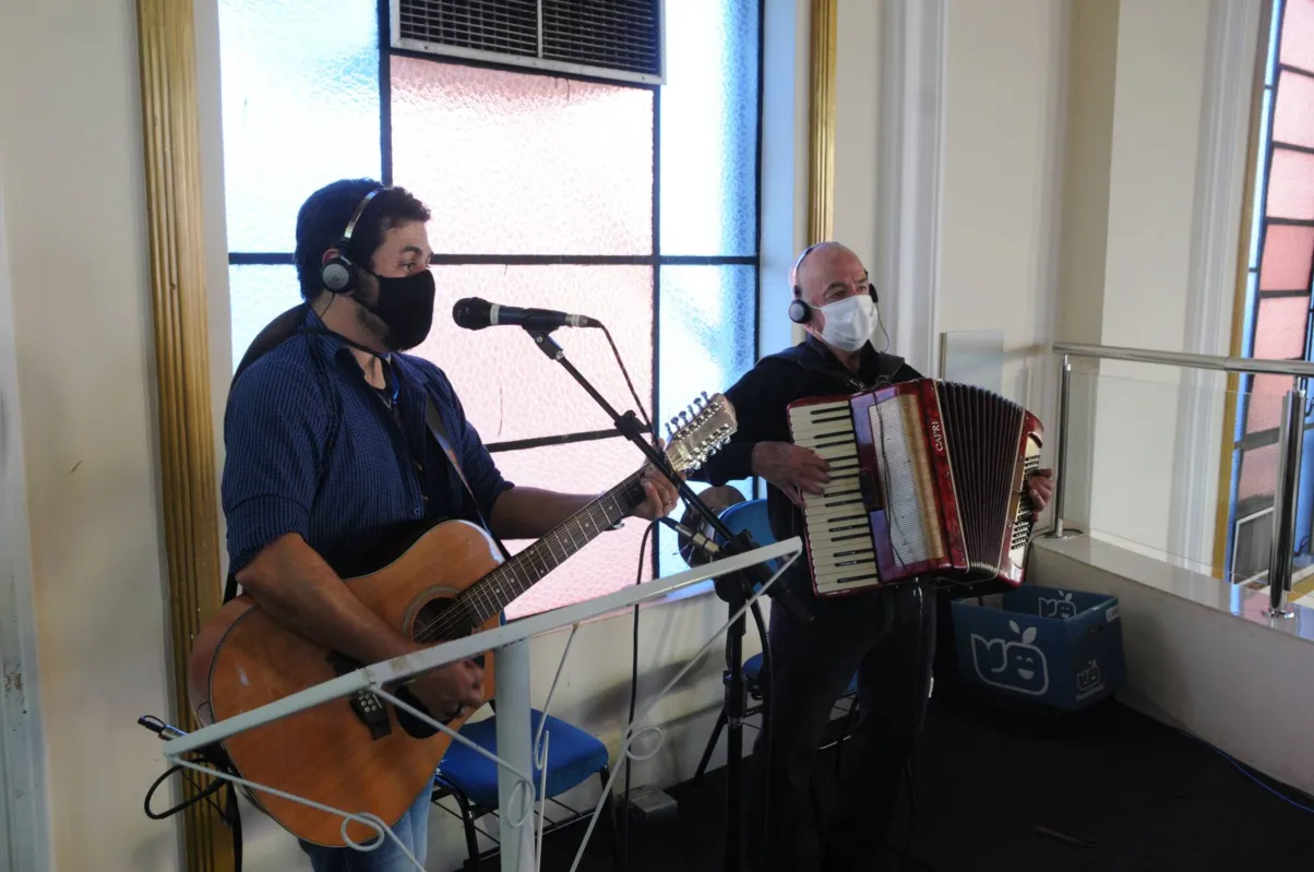 Com violão, sanfona e até berrante, músicos homenagearam os trabalhadores do campo no Santuário Nossa Senhora Aparecida