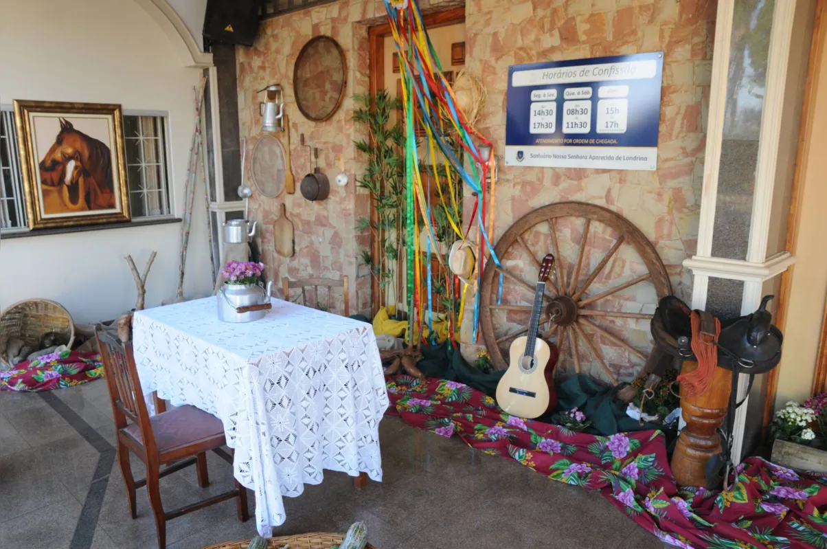 Na entrada da igreja foi feita uma decoração tipica