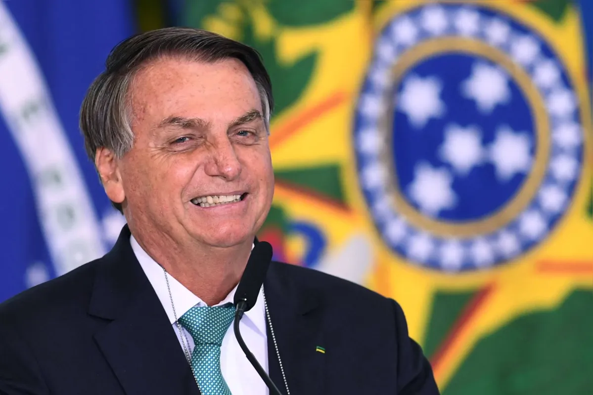 Imagem ilustrativa da imagem Um dia após prometer vacina a todos, Bolsonaro anda de moto