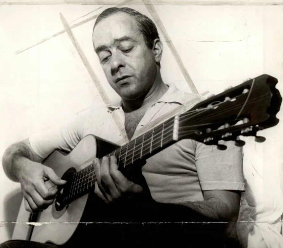 Poeta, compositor, dramaturgo, jornalista e diplomata: a trajetória múltipla de Vinicius de Moraes (1913-1980) atravessa os mais diversos ambientes culturais e intelectuais 