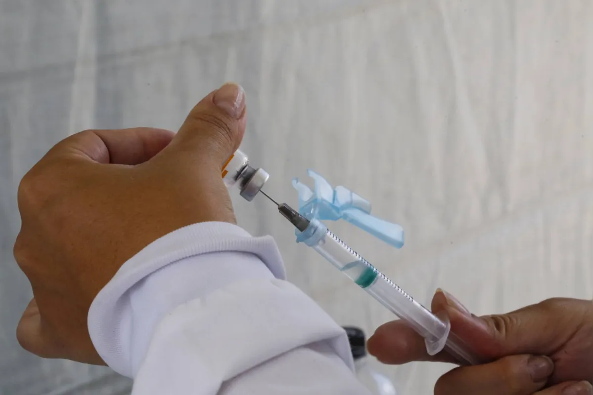 Imagem ilustrativa da imagem Vacina contra a Covid já evitou a morte de 43 mil idosos no Brasil