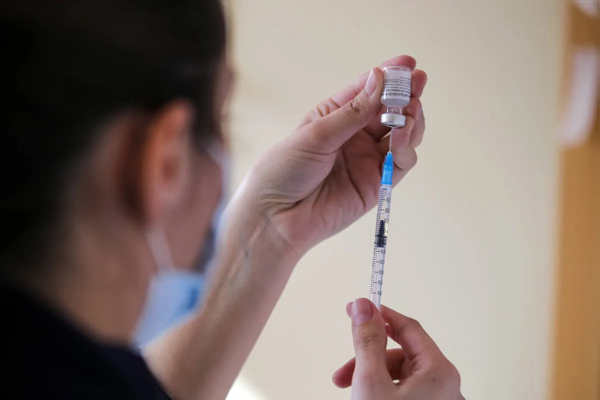 Imagem ilustrativa da imagem Variante californiana reduz ação de anticorpos da Pfizer e Moderna