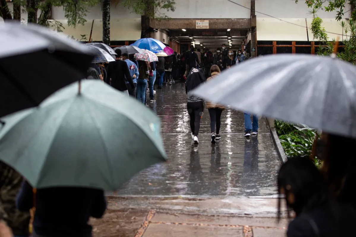 Depois de adiamentos por conta da pandemia da Covid-19, a Universidade Estadual de Londrina (UEL), realiza o vestibular 2020 na tarde deste domingo (30).