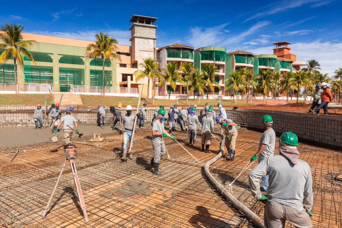Operários executam trabalhos na área externa do Hard Rock Hotel: produto único e exclusivo entre os outros empreendimentos da marca