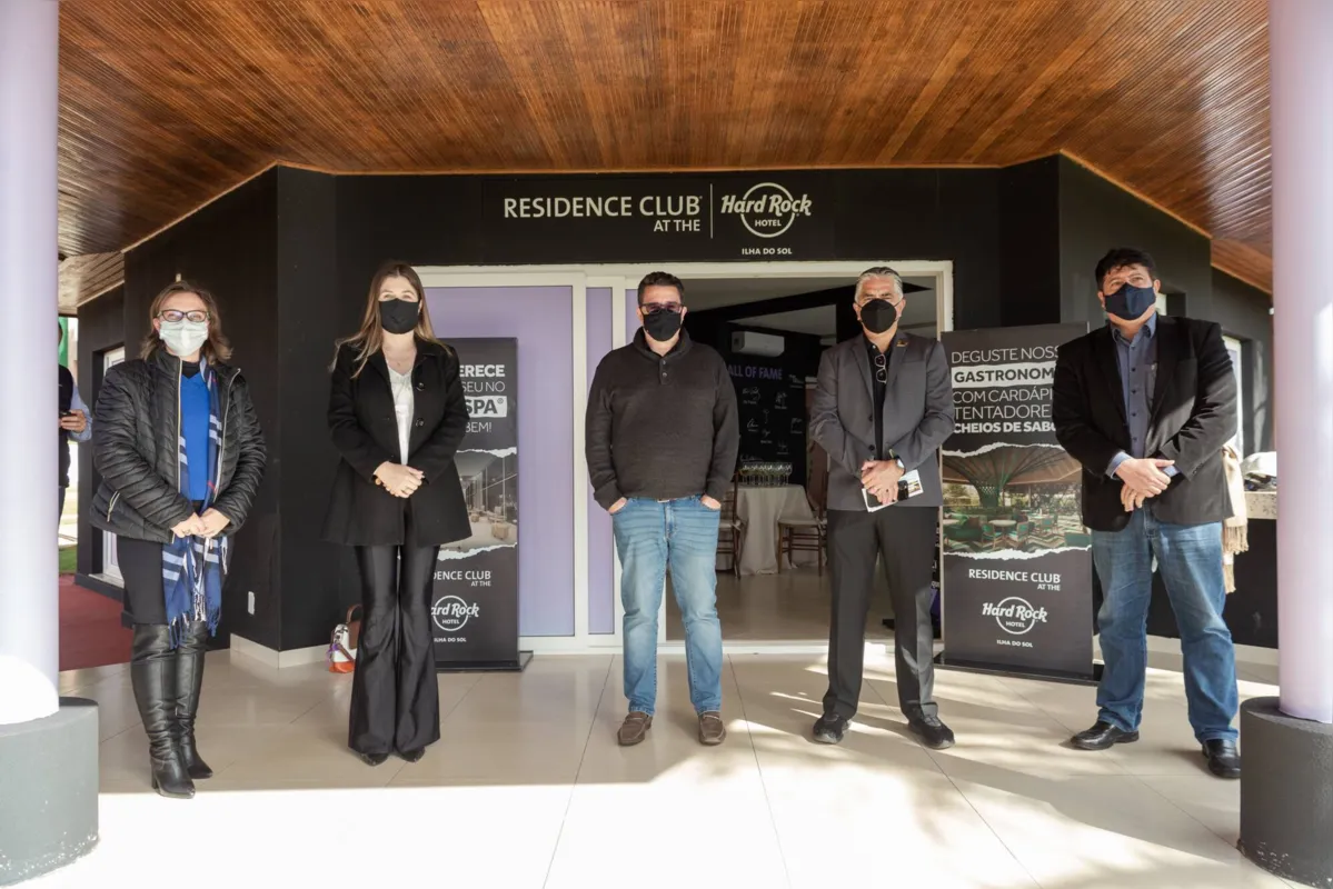 Adriana Pontim, presidente da Adetur Norte do Paraná, Bruna Casanova, prefeita de Primeiro de Maio, Samuel Sicchierolli, presidente da VCI SA, Alex Pariente, vice-presidente sênior Hard Rock International e Jamison Donizete da Silva, prefeito de Sertaneja