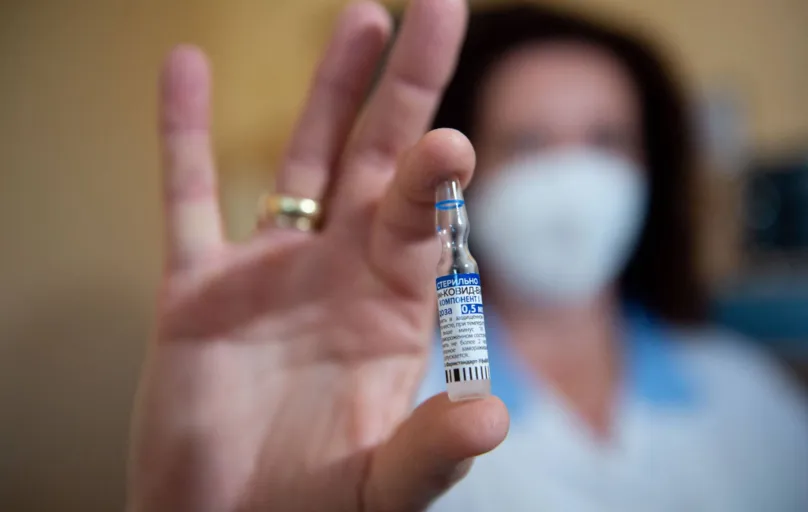 O governo paranaense foi o primeiro a aventar o uso da vacina russa, inclusive com possibilidade de produção local, mas a ideia não seguiu adiante