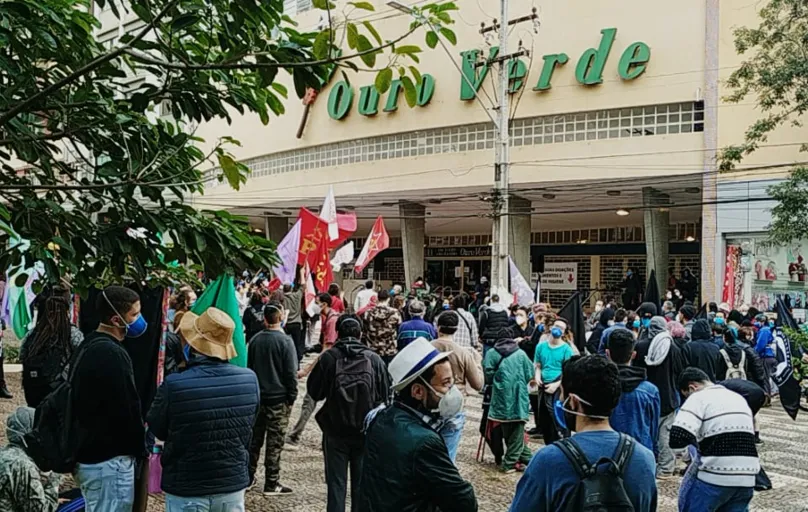 Concentração aconteceu no Calçadão, em frente ao Cine-Teatro Ouro Verde