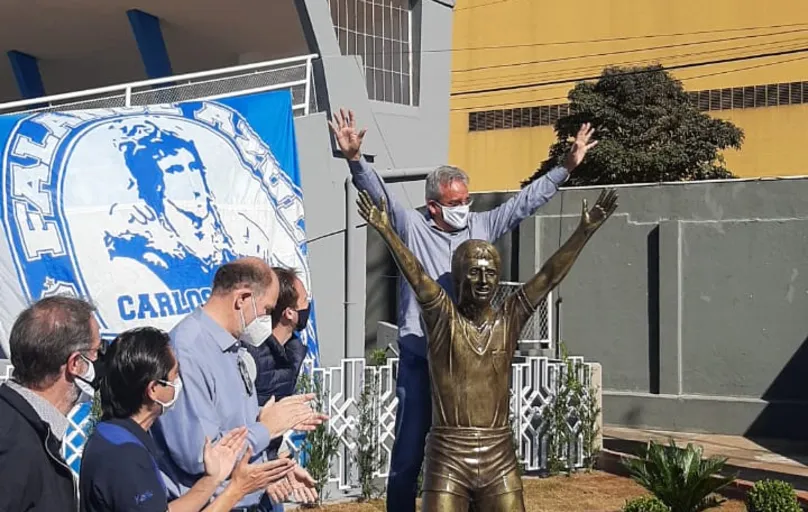 A estátua que homenageia  Carlos Alberto Garcia foi inaugurada no estádio VGD (Vitorino Gonçalves Dias)