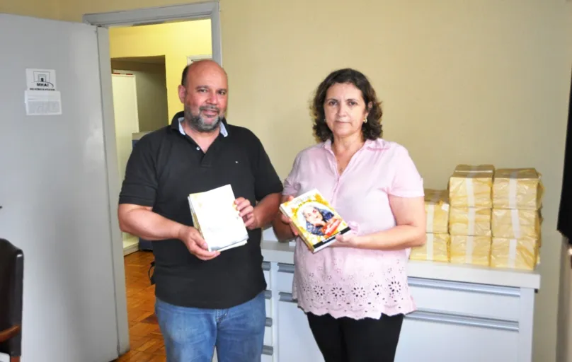 Sandra Regina de Oliveira Garcia com o marido, em visita ao MHAI, onde fez a doação do acervo de livro escrito por sua mãe, Nelly de Oliveira, sobre sua avó