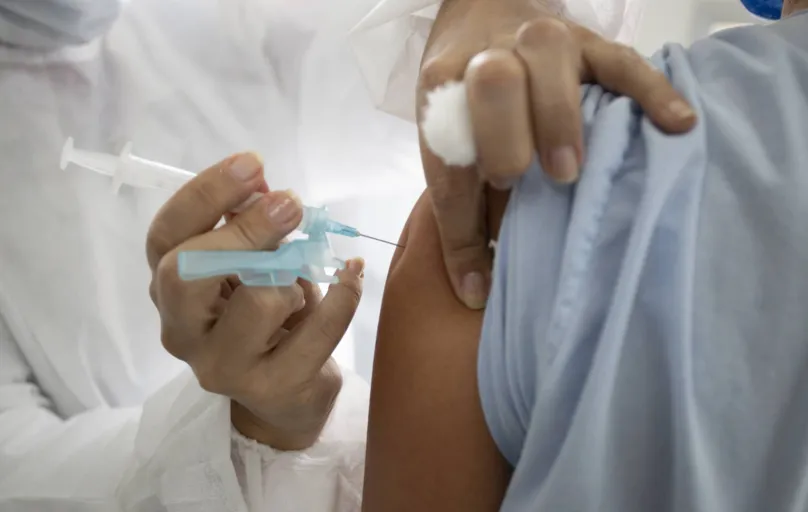 Até esta segunda, foram vacinados com a primeira dose 45 milhões de brasileiros, o equivalente a 28% da população adulta