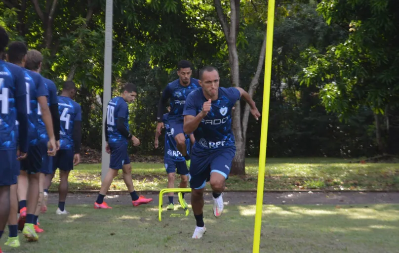 Recuperado de lesão, o meia Marcelo Freitas voltou a treinar no Londrina