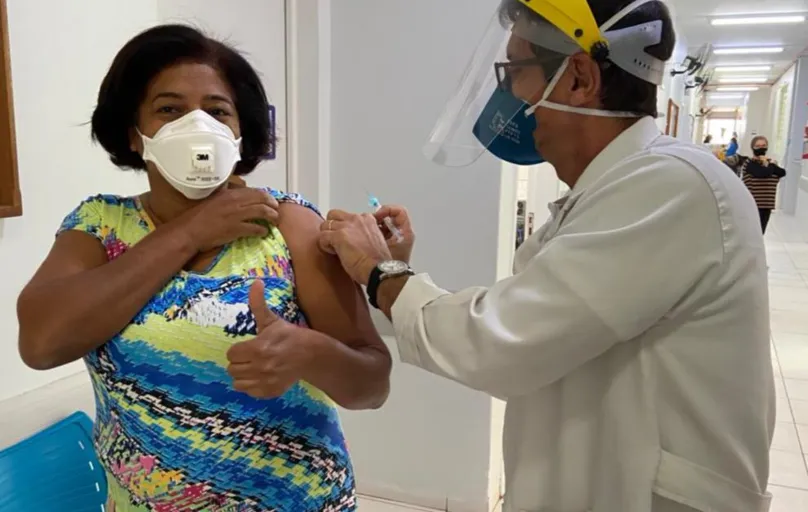 A Prefeitura de Maringá vacina com a 1ª dose contra a covid-19 nesta segunda-feira (5), a população geral acima de 38 anos. 