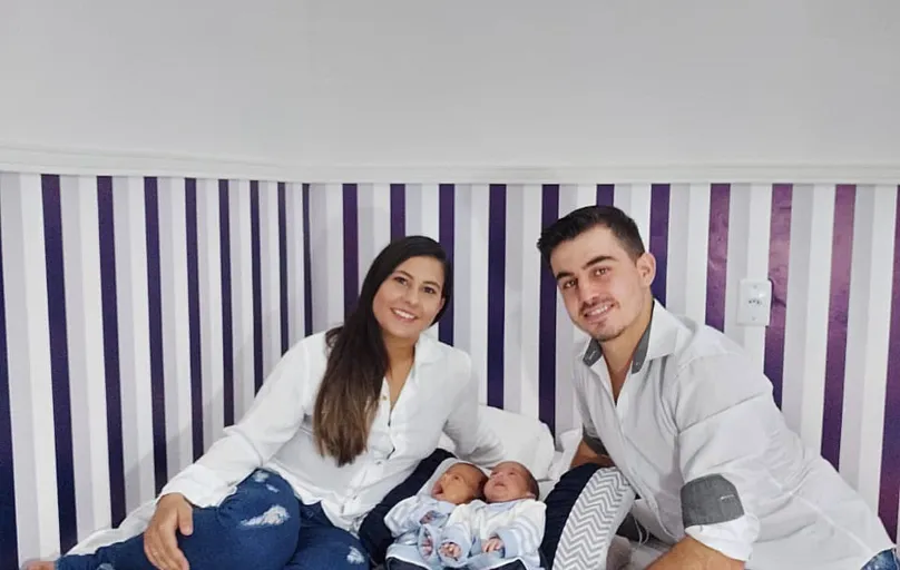 Família reunida em Japira: Andrielli e Robson Morais com os filhos Mateus e Miguel
