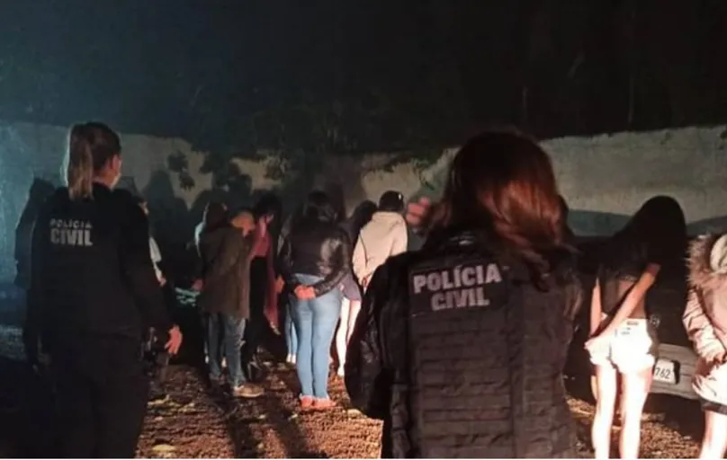 No momento do flagrante, 64 pessoas se aglomeravam em uma festa, realizada em local fechado e com pouco espaço, na zona rural de São José dos Pinhais.