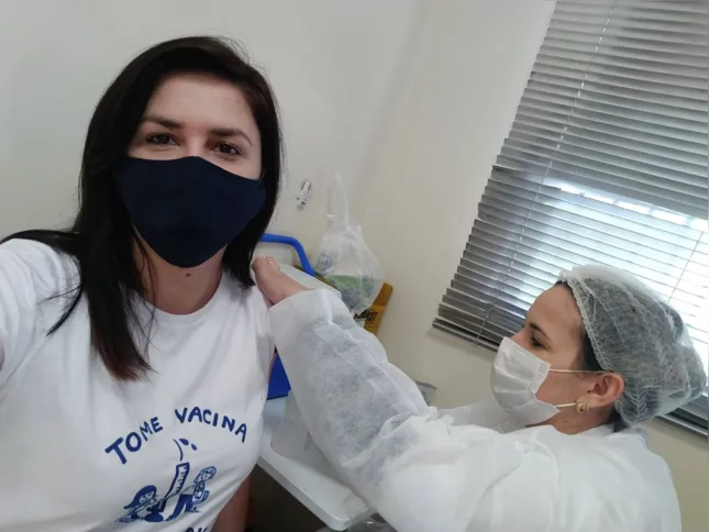 A professora Rafaela El Terras viu a procura por sua marca de camisetas customizadas aumentar enquanto a campanha de vacinação avança em Londrina