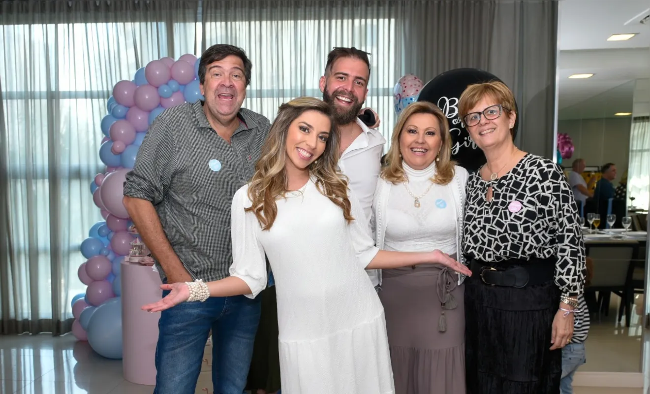 Amanda e Thiago com os pais de Thiago, Michael Rodrigues e Eliane Brunetti Rodrigues, e mãe de Amanda, Claudete Canezin
