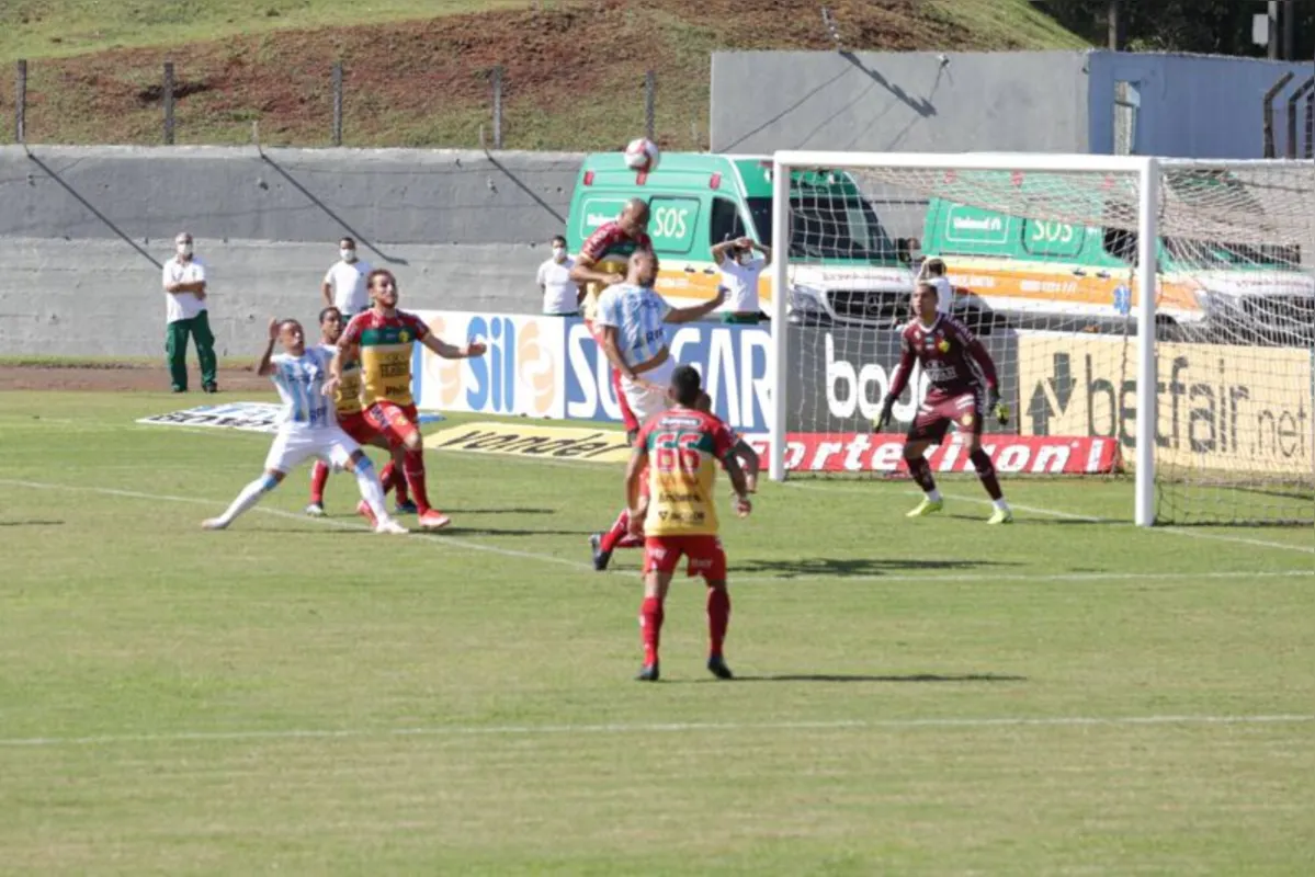No primeiro turno, o Brusque venceu o Londrina com um gol irregular. 