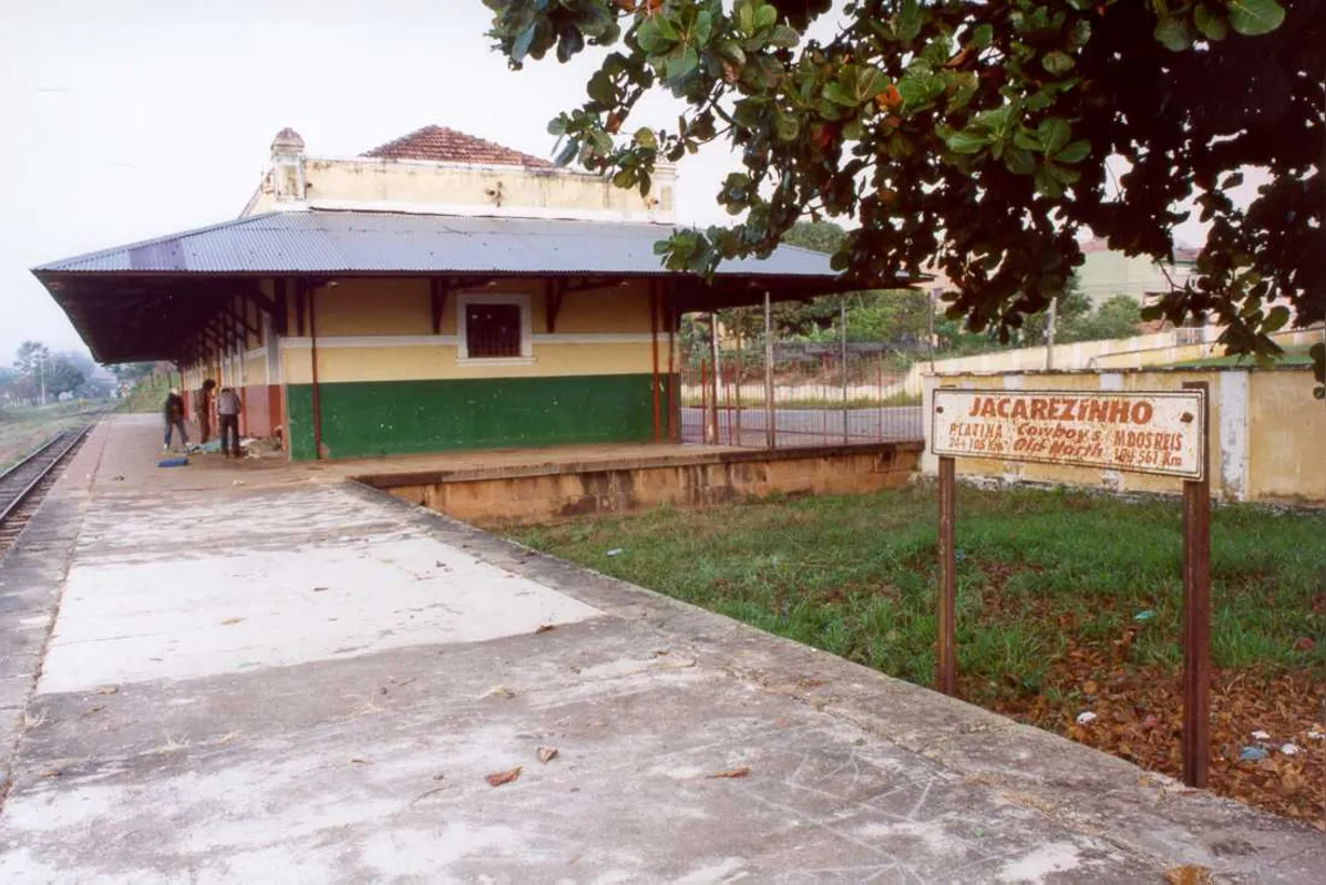 A inauguração da estação ferroviária de Jacarezinho, que deveria ocorrer no dia 5 de outubro de 1930, não ocorreu nesse dia devido a esse movimento revolucionário de 1930.