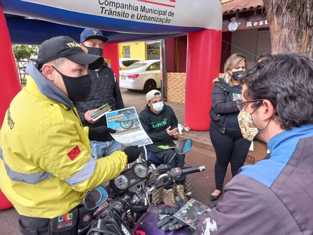 Agentes da CMTU aproveitaram para divulgar curso ofertado pela companhia aos motociclistas