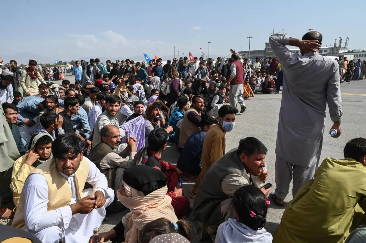 Imagem ilustrativa da imagem Afegãos morrem a tiros no aeroporto de Cabul e ao subirem em avião americano