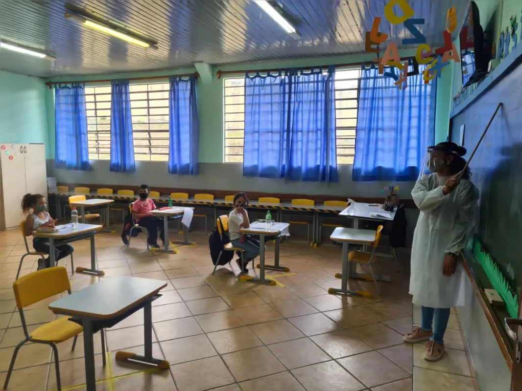 Imagem ilustrativa da imagem Alunos retornam às salas de aula no Norte Pioneiro
