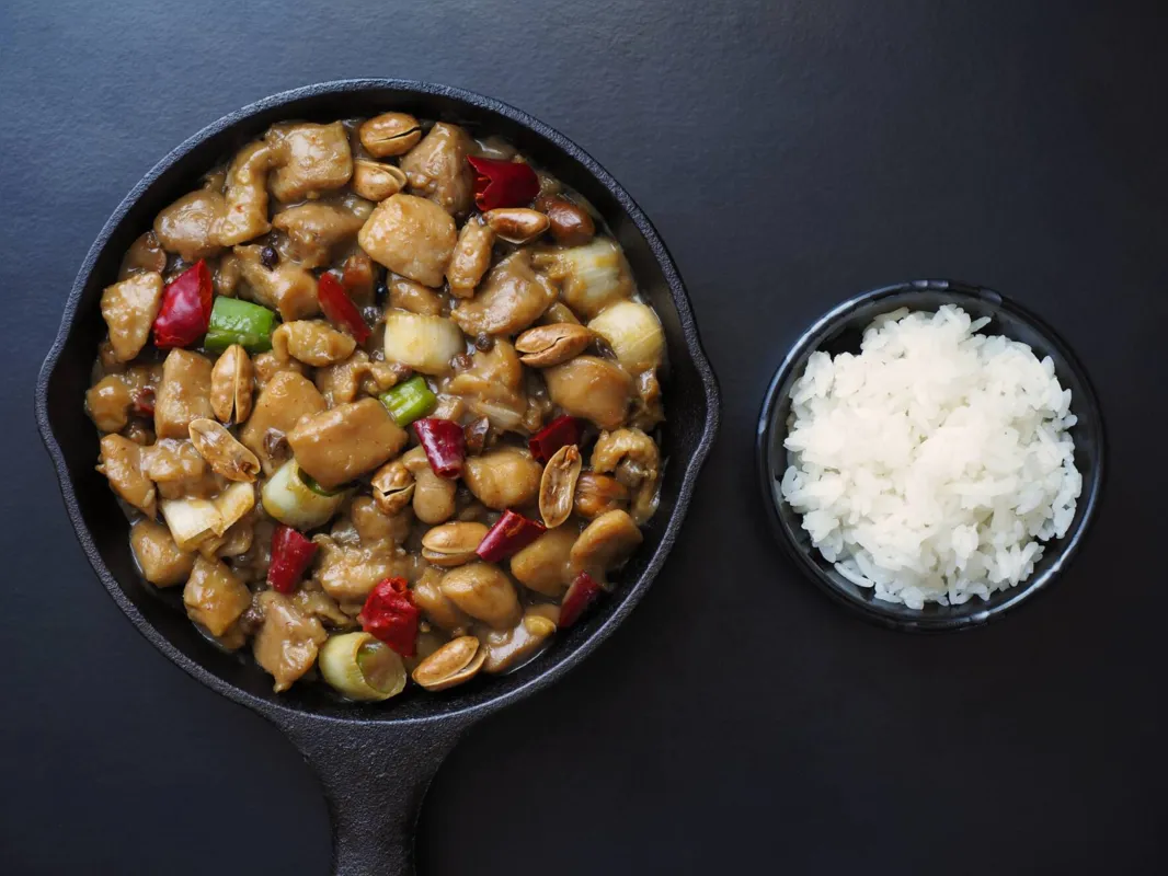 Na culinária chinesa, o frango xadrez é um das receitas deliciosas que levam amendoim
