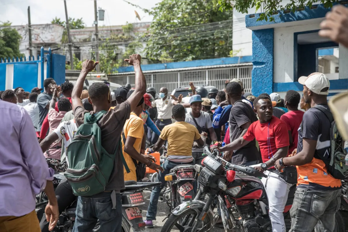 Centenas de moradores se reuniram do lado de fora da delegacia onde os suspeitos estão detidos em Porto Príncipe, capital do Haiti