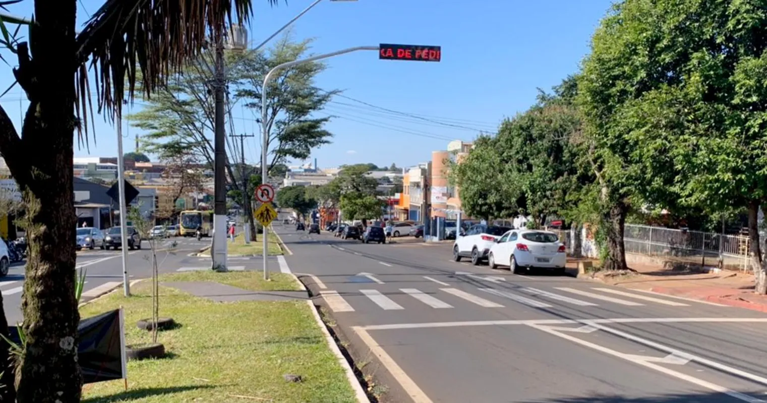 Imagem ilustrativa da imagem Avenida Arthur Thomas ganha painéis digitais