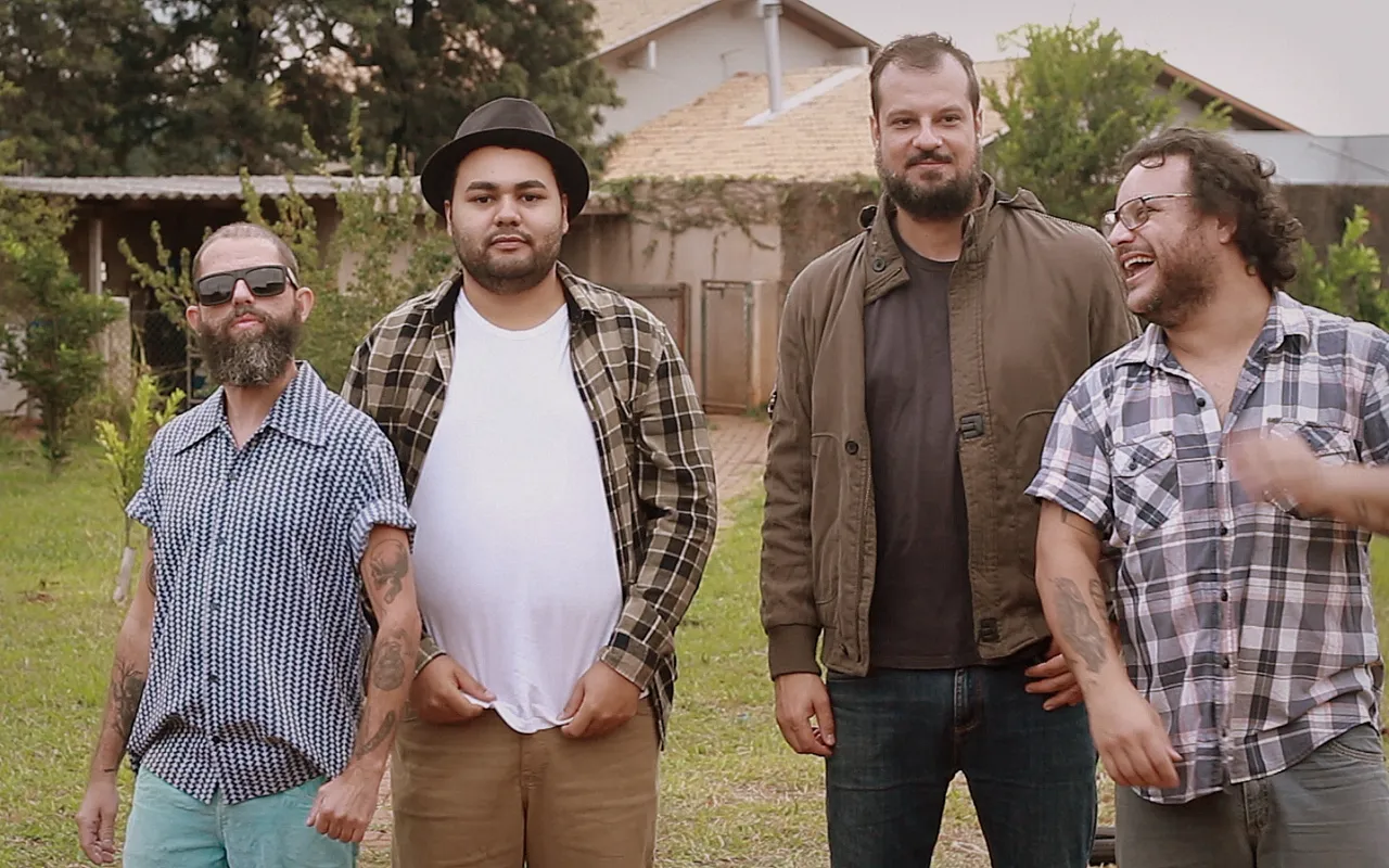 Banda Lenha lança álbum com dez músicas, levada dançante dá o tom do álbum 