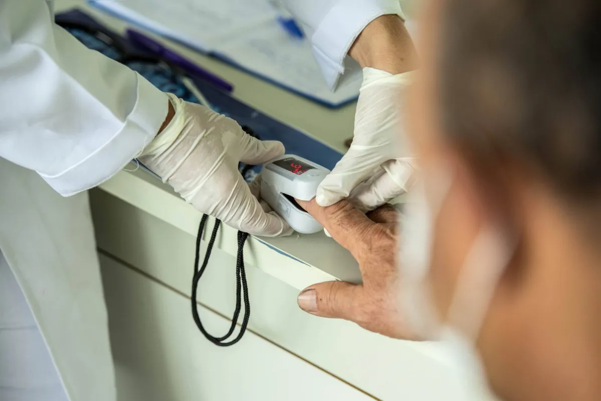 Boletim Sesa-PR relata que 1.712 pacientes com diagnóstico confirmado estão internados. 