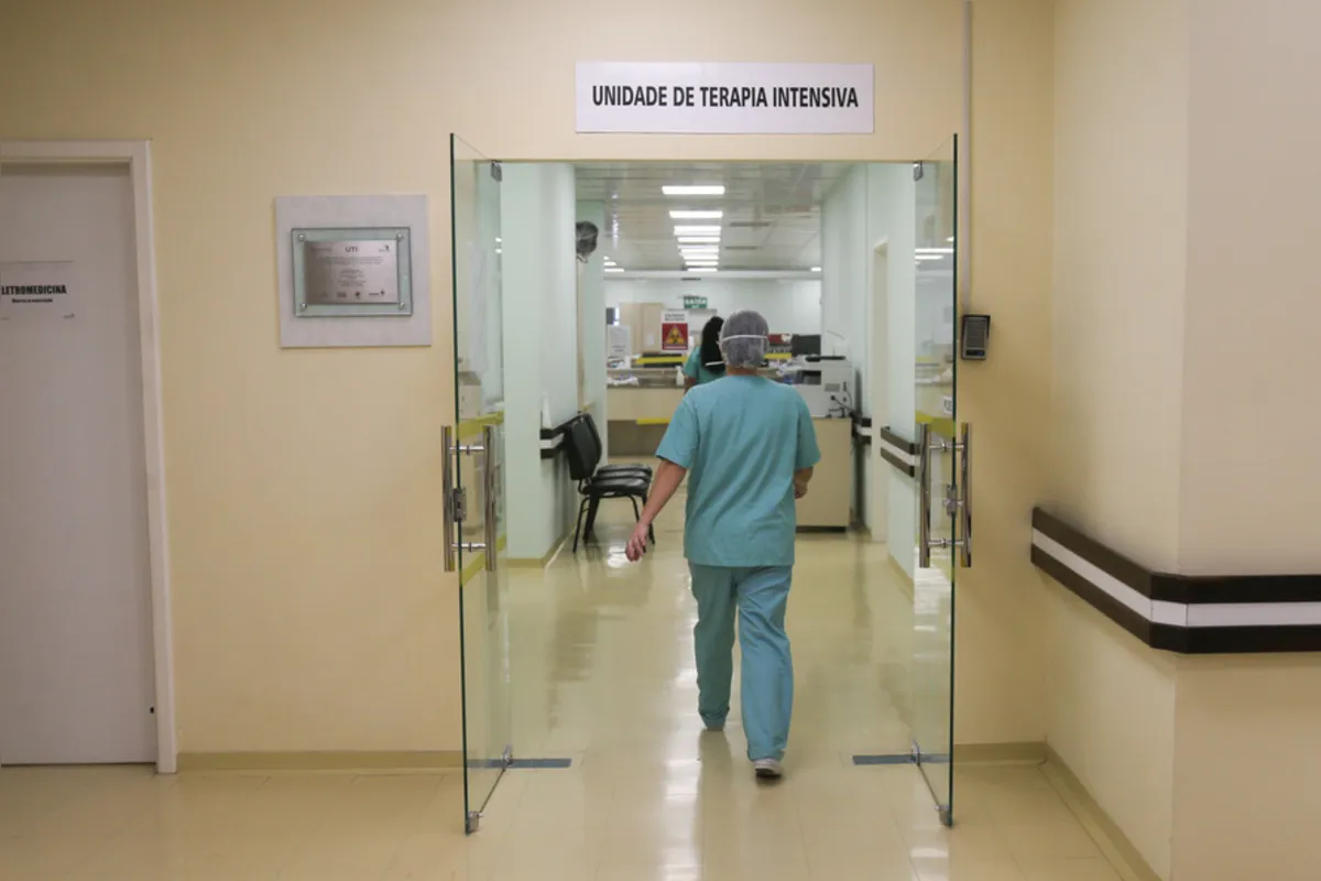 De acordo com o informe, 1.142 pacientes com diagnóstico confirmado de Covid-19 estão internados, dos quais 515 estão na UTI.