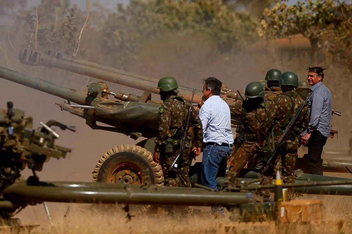 Imagem ilustrativa da imagem Bolsonaro ouve tema de Missão Impossível e dá tiro de artilharia em treino da Marinha