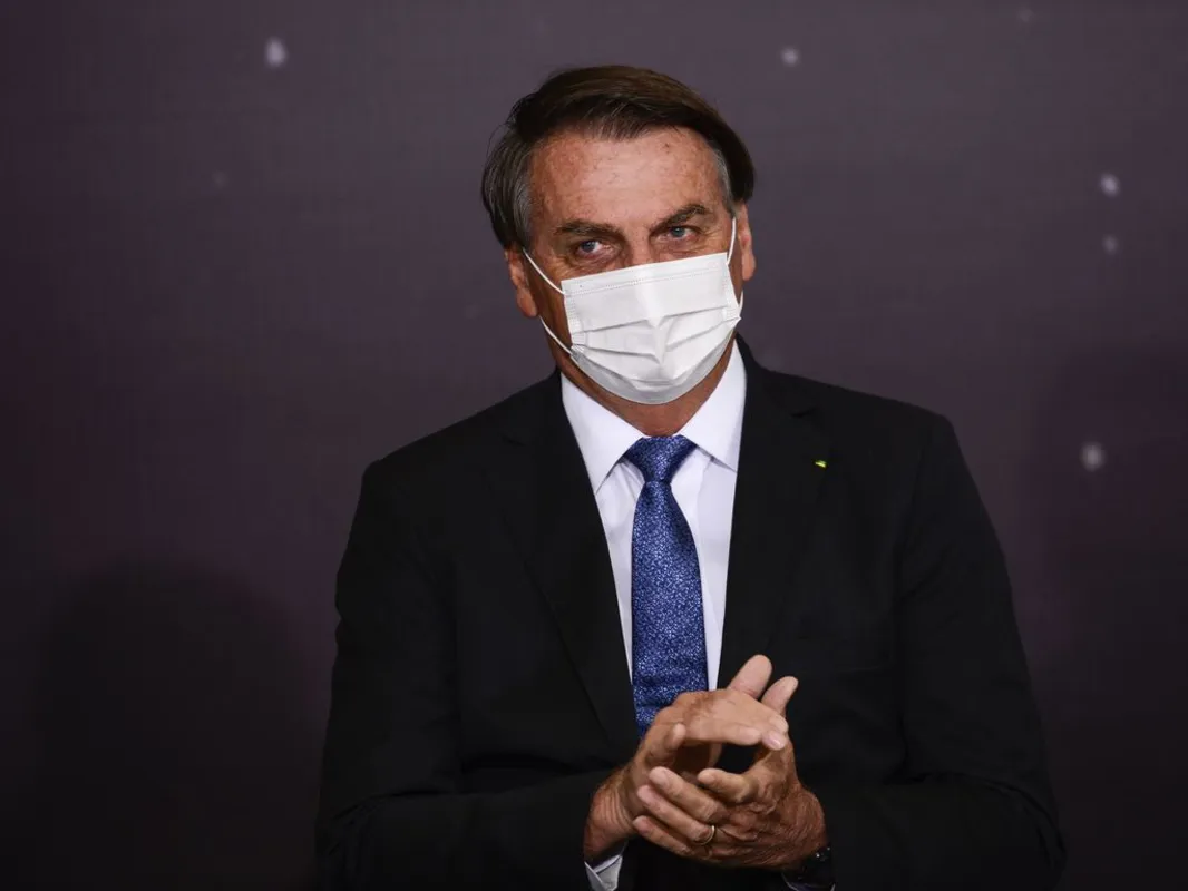 Imagem ilustrativa da imagem Bolsonaro volta a defender voto impresso e, mesmo sem provas, diz que Aécio derrotou Dilma em 2014