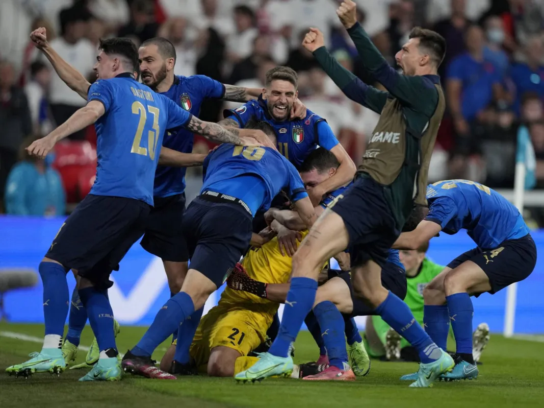 Imagem ilustrativa da imagem Bonucci e Chiellini resgatam espírito vencedor da Itália com bi da Eurocopa