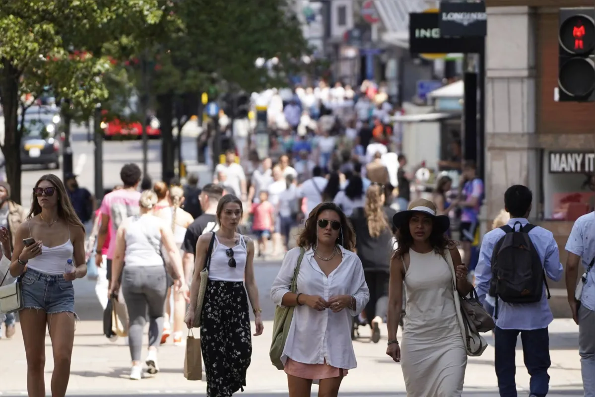 Britânicos saem às ruas e vão para festas após relaxamento de restrições contra Covid-19
