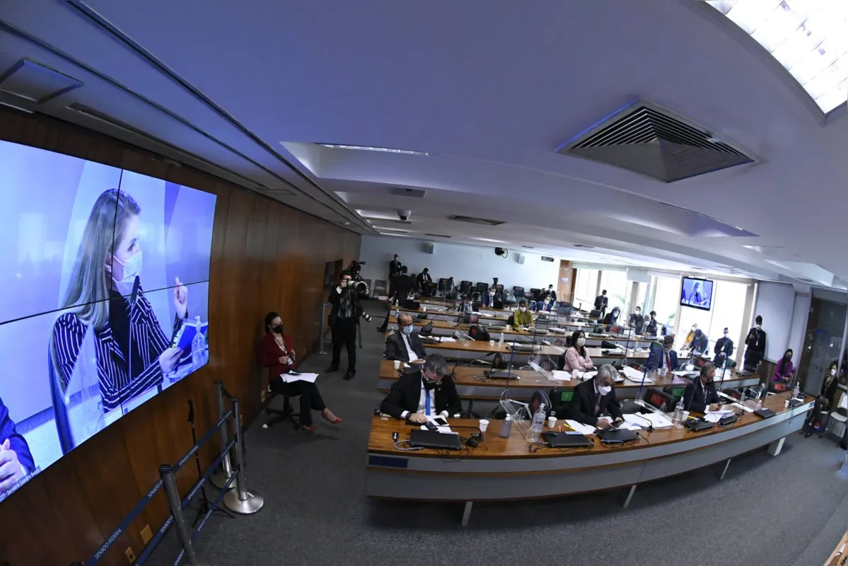 Francieli Fontana fala á CPI da Covid