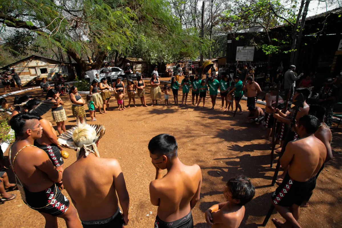 Apresentação do grupo de dança  VÄN-GA foi marcada por simbolismos da aldeia Água Branca, natureza e o povo caingangue